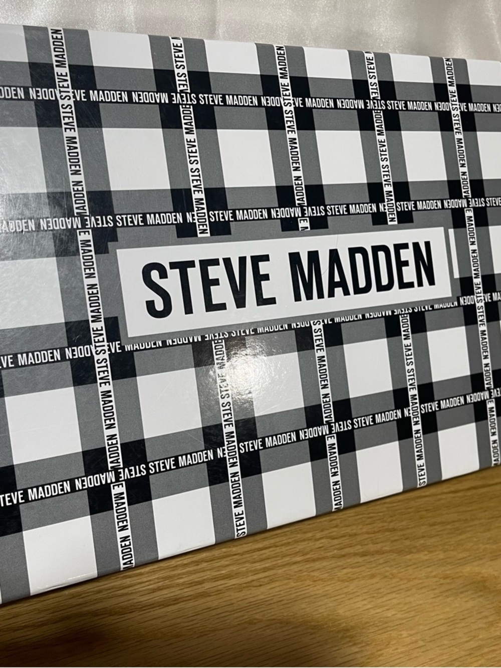 Steve Madden 2-pc Gift Set /Vegan Leather Wallet/100%Acrylic Scarf